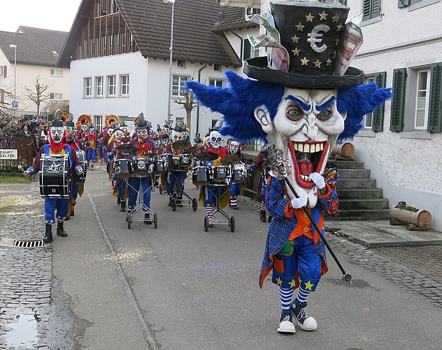 Die Bräusi-Vögel Gugge gab beim Umzug den Takt an.
