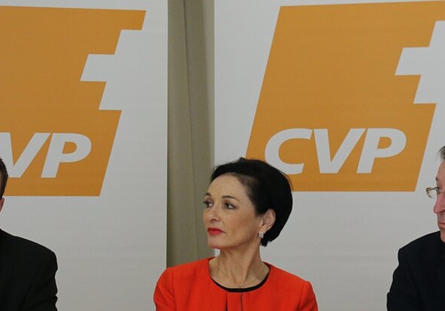 An der Medienkonferenz der CVP Aargau (v.l.): Regierungsratskandidat Markus Dieth, CVP-Aargau-PräsidentinMarianne Binder-Keller und der Präsident der Findungskommission, Peter Voser. Foto: bär