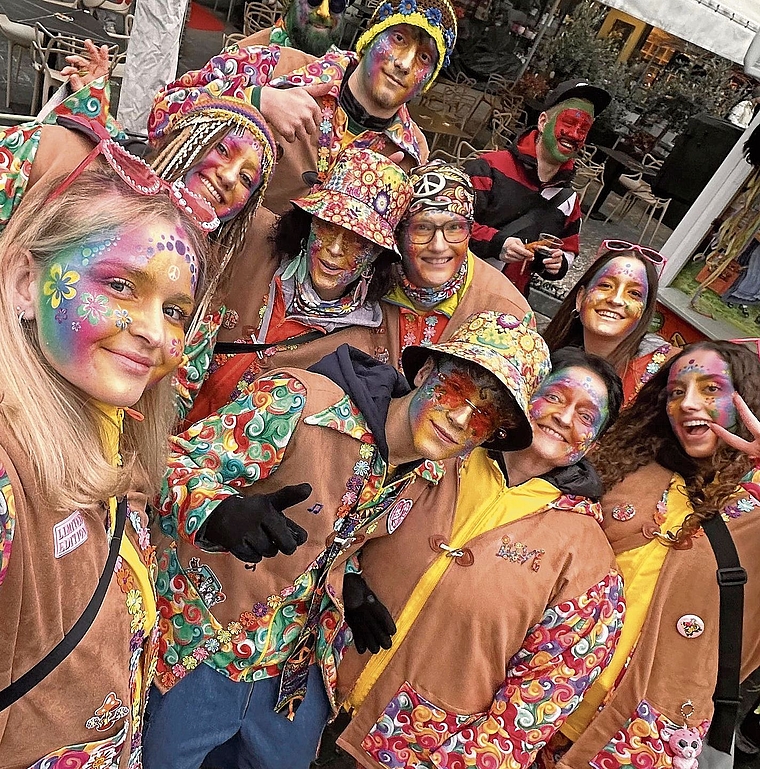 Die Bräusi-Vögel beim Warm-up vom letzten Samstag in den neuen Kostümen. zVg