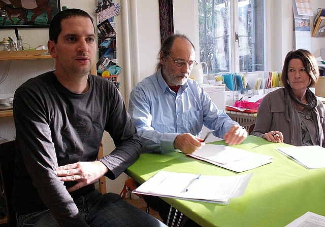 Setzen sich für umfassende Kinderbetreuung in Wettingen ein (v.l.): Patrick Neuenschwander, Einwohnerrat SP, Leo Scherer, Einwohnerrat WettiGrüen, und Marianne Rüegg, Verein Tagesstrukturen. Foto: ska