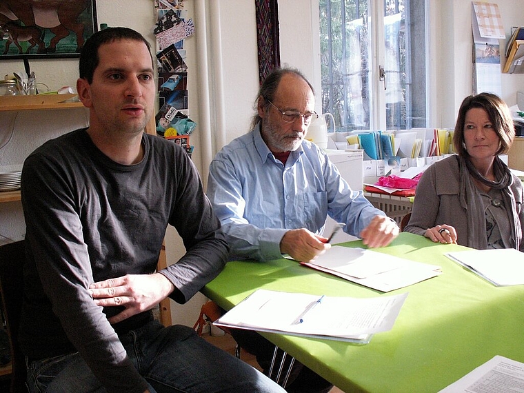 Setzen sich für umfassende Kinderbetreuung in Wettingen ein (v.l.): Patrick Neuenschwander, Einwohnerrat SP, Leo Scherer, Einwohnerrat WettiGrüen, und Marianne Rüegg, Verein Tagesstrukturen. Foto: ska