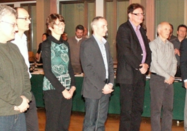 Die neuen Einwohnerräte bei der Vereidigung (v.l.): Roger Scherer (SVP), Jürg Meier (WettiGrüen), Hanna Läng (EVP), Christian Pauli (FDP), Heinz Graf (BDP), Anton Schneider (FDP) und Jürg Rüfenacht (CVP). Foto: ska