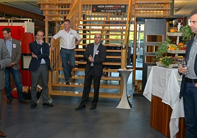 Nach der Eröffnungsrede von Gemeinderat Roland Kuster (l.) und Besitzer der Arredopiù Daniel Studer (M.) wurde die Ausstellung zur Besichtigung freigegeben. Foto: zVg