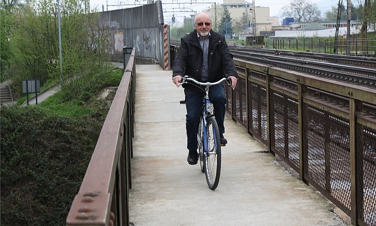 Felix Feiner auf der unteren SBB-Limmatbrücke zwischen Wettingen und Baden, die verbreitert wird. Foto: bär