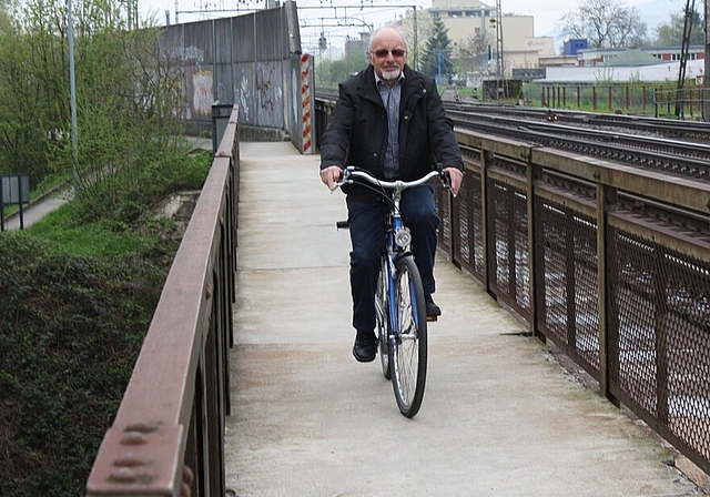 Felix Feiner auf der unteren SBB-Limmatbrücke zwischen Wettingen und Baden, die verbreitert wird. Foto: bär