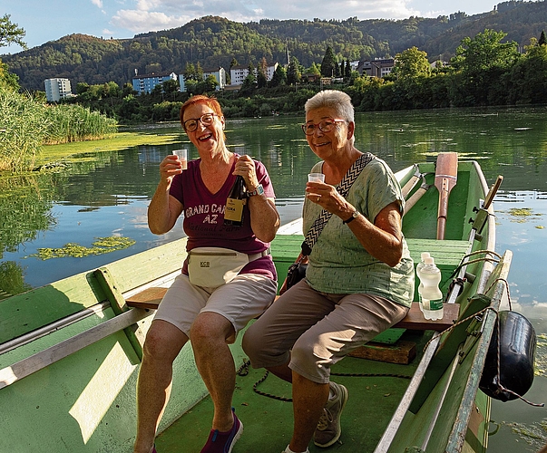 Dora Thüler (l.) und Brigitte Wiederkehr wussten sich zu helfen. Sie liessen sich ans Neuenhofer Ufer chauffieren und genossen dort ihren Apéro. Dora Thüler (l.) und Brigitte Wiederkehr wussten sich zu helfen. Sie liessen sich ans Neuenhofer Ufer chauffieren und genossen dort ihren Apéro.