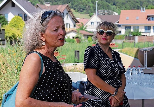 Die beiden Initiantinnen Yvonne Brogle (l.) und Katharina Barandun bei der Ansprache.gk
