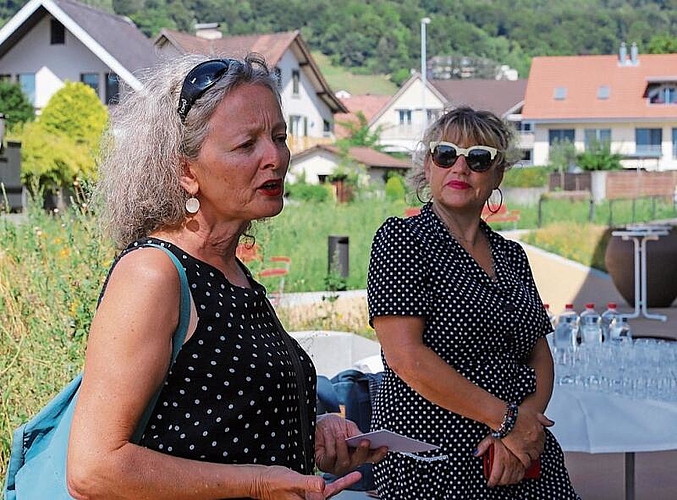 Die beiden Initiantinnen Yvonne Brogle (l.) und Katharina Barandun bei der Ansprache.gk
