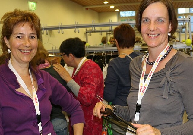 Initiantin Evelyn Windisch mit Helferin Rahel Habicht (r.).Foto: bär Gertrud Kern mit Linzertorte. 