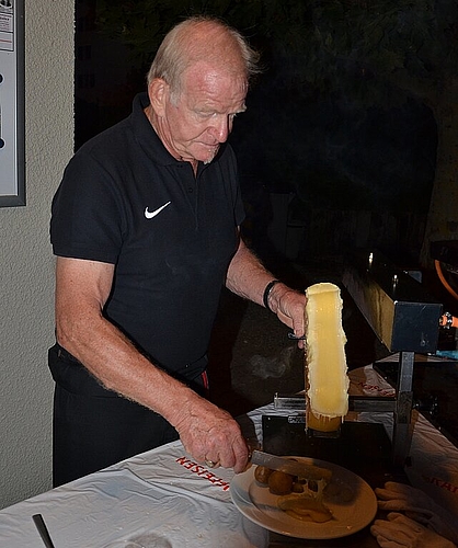 An der Raclette-Bar: <em>Ruedi Imhof.</em><em>JMi</em>