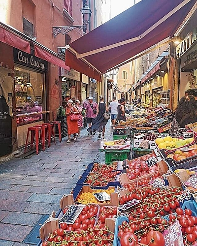 Gemüsemarkt in den malerischen Gässchen von Bologna. pn