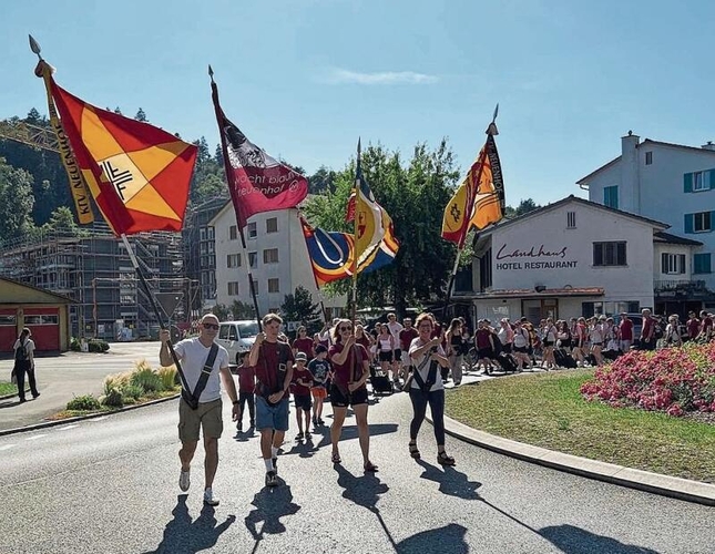 Wie nach einem Eidgenössischen Turnfest üblich, marschieren die Turnerinnen und Turner durchs Dorf – hier Neuenhof – und werden feierlich empfangen. zVg