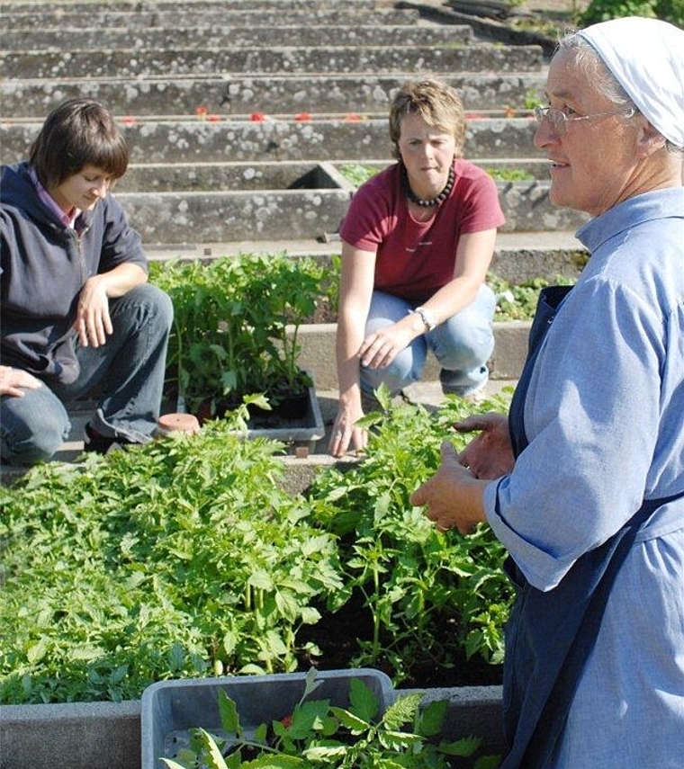 Schwester Beatrice, die passionierte Gärtnerin, gibt ihren Erfahrungsschatz im Gartenbau weiter. Foto: zVg