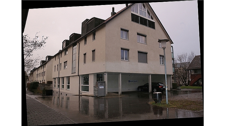 In der Überbauung «Brunnerhof» steht am Chileweg 7 seit mehr als einem Jahr eine Alterswohnung leer.Foto: bär