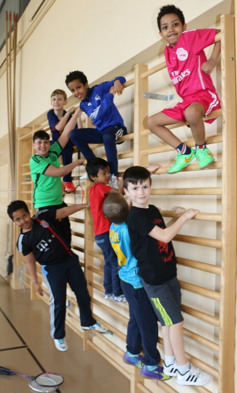 Das Klettern an der Sprossenwand in der Turnhalle Haufländli macht den Kindern sichtlich Spass.Foto: nb