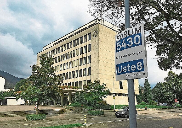 Mit Plakaten vor dem Rathaus in den Wahlkampf für den Einwohnerrat 2017. zVg