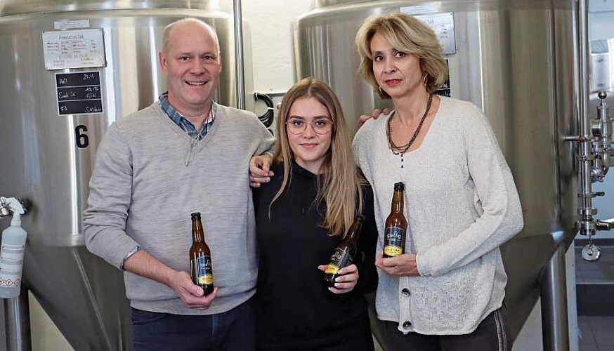 Andi, Laura und Martina Umiker (v.l.) präsentieren als Familie ihr Bier. Auf dem Bild fehlen Cyril und Tim Umiker. Rinaldo Feusi