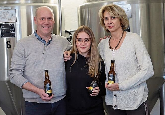 Andi, Laura und Martina Umiker (v.l.) präsentieren als Familie ihr Bier. Auf dem Bild fehlen Cyril und Tim Umiker. Rinaldo Feusi