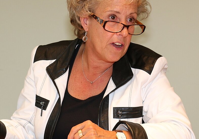 Sandra Frauenfelder, Leiterin Standortmarketing, präsentiert Befragung. bär