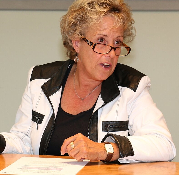 Sandra Frauenfelder, Leiterin Standortmarketing, präsentiert Befragung. bär