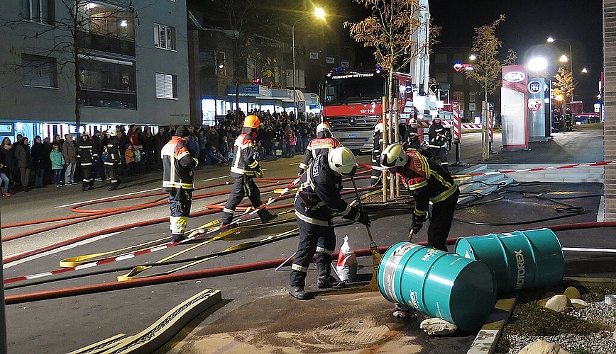 Viele Zuschauer beobachten den Rettungs-, Lösch- und Ölwehreinsatz an der Landstrasse bei der City Garage. Foto: Mü
