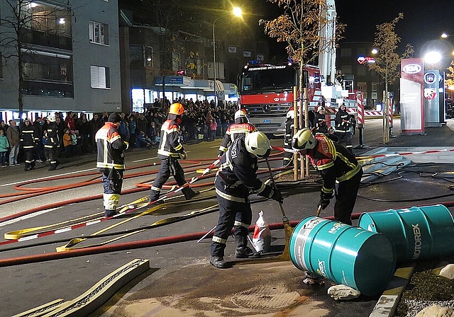 Viele Zuschauer beobachten den Rettungs-, Lösch- und Ölwehreinsatz an der Landstrasse bei der City Garage. Foto: Mü
