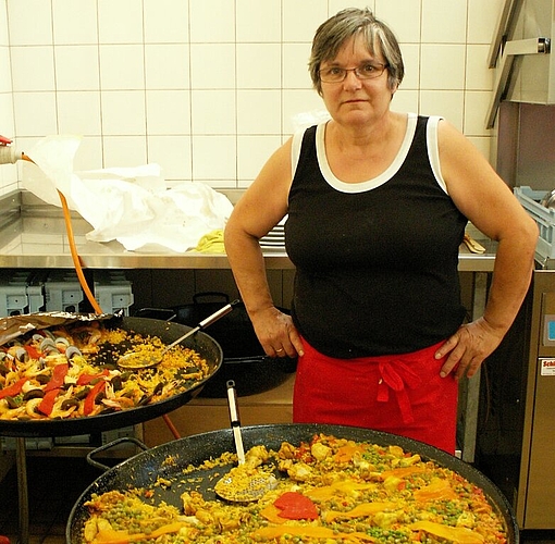 Köchin Hilda Doval vor den kunstvoll garnierten Paella-Pfannen. Fotos: ska