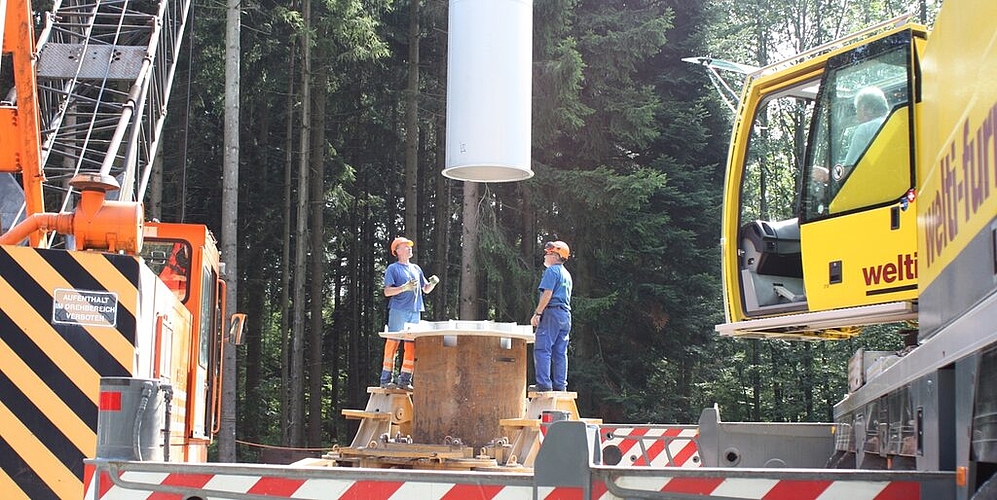 Stück für Stück werden die einzelnen Filterrohre ins 72 Meter tiefe Bohrloch versenkt. Fotos: bär
