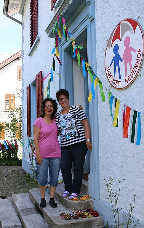 Claudine Friedli (l.) und Monika Egloff vor dem Horthaus an der Zürcherstrasse 141 in Neuenhof. Foto: bär