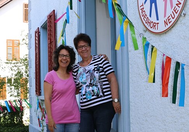 Claudine Friedli (l.) und Monika Egloff vor dem Horthaus an der Zürcherstrasse 141 in Neuenhof. Foto: bär