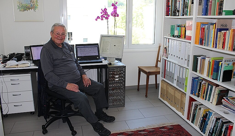 Ueli Schibli an seinem Lieblingsplatz: sein Büro mit dem Computer. Hier verbringt er täglich mehrere Stunden. Rahel Bühler