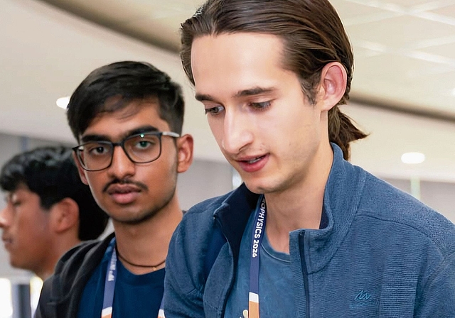 Jorge Bertran de Lis Orozco (r.) steht neben dem Medaillengewinner Pranavendra Reddy Tammireddy.Bild: zVG