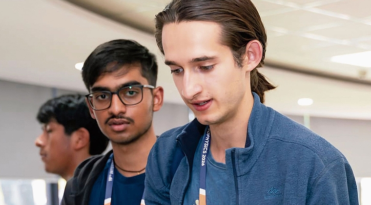 Jorge Bertran de Lis Orozco (r.) steht neben dem Medaillengewinner Pranavendra Reddy Tammireddy.Bild: zVG
