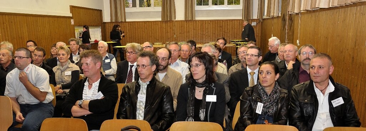 Die Gäste des Industrie-Apéros hören interessiert den Ausführungen der Referenten zu.  Fotos: CM
