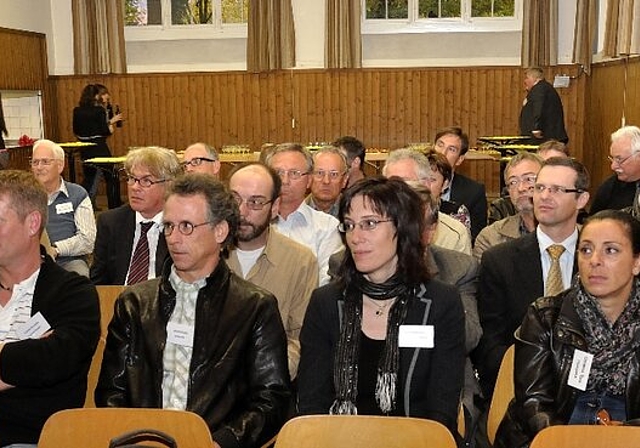 Die Gäste des Industrie-Apéros hören interessiert den Ausführungen der Referenten zu.  Fotos: CM
