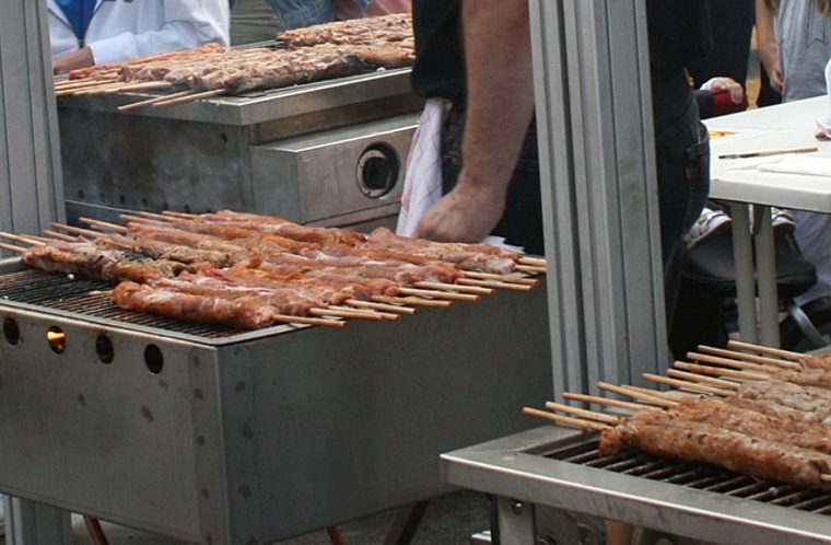Fleischspiess ist eines der Essensangebote am Dorffest. Foto: bär