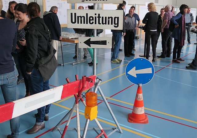 Infos zu den Bauprojekten gabs in der Turnhalle. Hunderte Eltern und Interessierte waren am Tag der offenen Tür. Selbst gebastelte Zeitkapseln zeigen, was 2015 aktuell ist. Schüler präsentierten die Projektwochen-Ergebnisse. Fotos: ska Die grossen