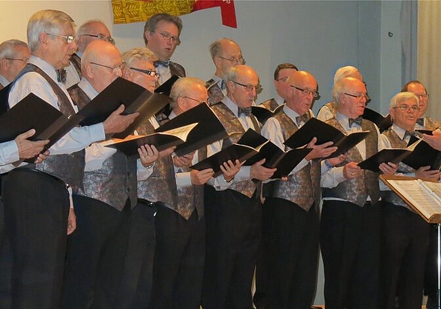 Mit bunt gemischten Stücken präsentierte sich der Männerchor Neuenhof am Unterhaltungsabend.Fotos: bha
