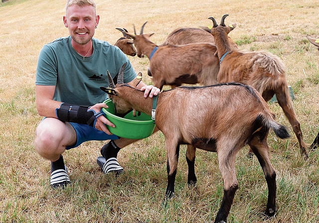 Sven Wüst züchtet Stiefelgeissen.Bild: Bär