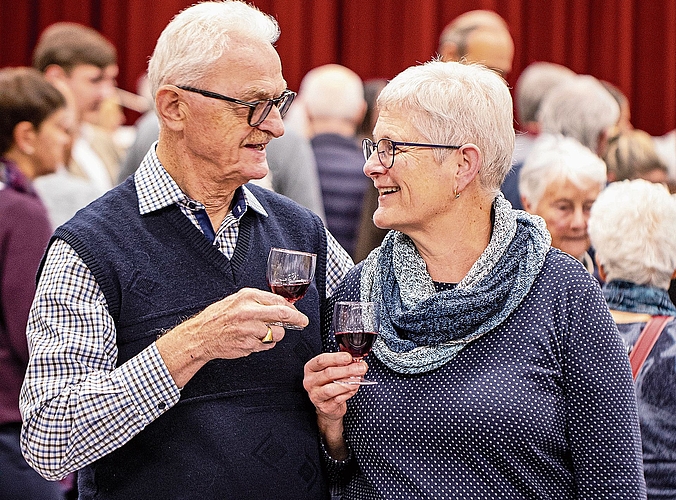 Ein Gläschen auf das neue Jahr Georg Sieber und Veronika Huber stossen an.