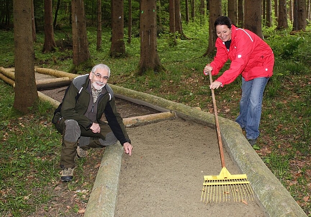 Der Sinnesparcours wurde von Ursula Sager, Niederlassungsleiterin der AKB-Filiale Wettingen und ihren Mitarbeitern gesäubert und von Förster Philipp Vock begutachtet. Foto: bär