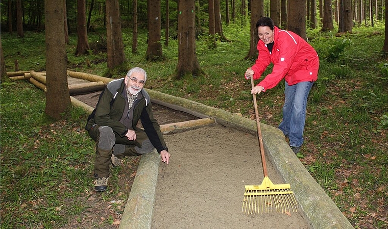 Der Sinnesparcours wurde von Ursula Sager, Niederlassungsleiterin der AKB-Filiale Wettingen und ihren Mitarbeitern gesäubert und von Förster Philipp Vock begutachtet. Foto: bär