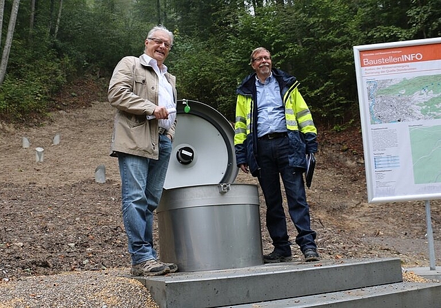 Gemeinderat Roland Kuster und EWW-Leiter Peter Wiederkehr vor der sanierten Quelle Dünnbrunnen.Wasser von der Quelle in die Brunnstube. Fotos: bärBlick von oben.