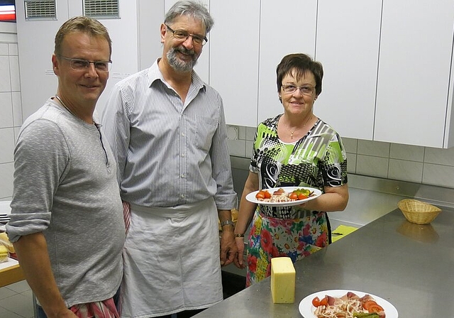In der Küche hatten Markus Hächler und Josef und Elisabeth Emmenegger (v.l.) alle Hände voll zu tun.
