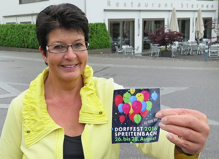 OK-Präsidentin Doris Schmid mit Werbekleber auf dem Sternenplatz. Foto: Mü