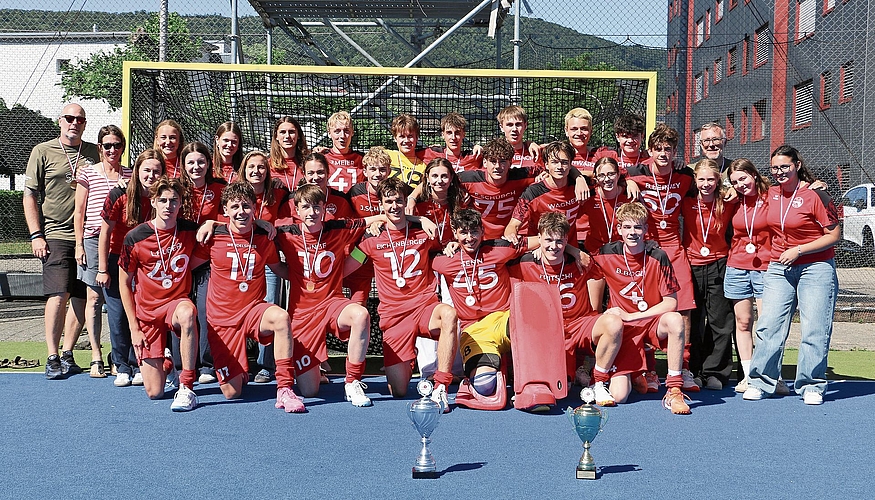 Die U-18-Teams stehen hinter den beiden Pokalen der Schweizer Meisterschaft.  zVg