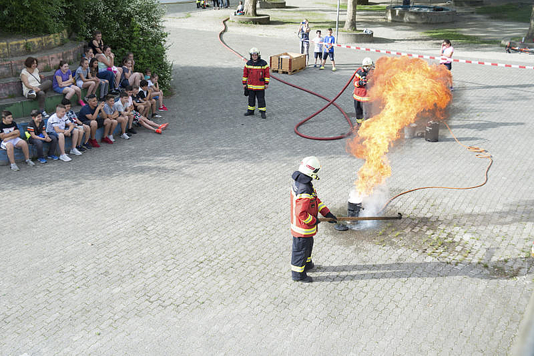 Stichflamme auf dem Schulhausplatz.
