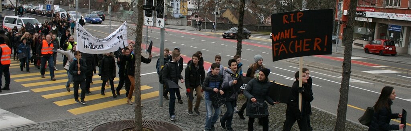 In einer von der Polizei überwachten Demonstration zogen die Schüler von Baden nach Wettingen.Kämpfen für ihr Wahlfach: Die Schülerinnen und Schüler der Bez Baden.