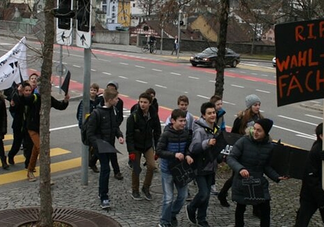 In einer von der Polizei überwachten Demonstration zogen die Schüler von Baden nach Wettingen.Kämpfen für ihr Wahlfach: Die Schülerinnen und Schüler der Bez Baden.