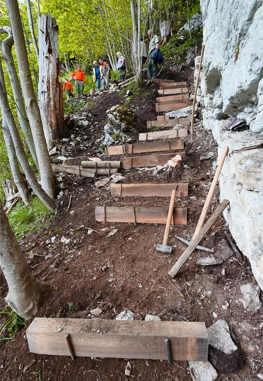 Die ZSO hat steile Wege in Emmetten restauriert. Foto: zVg